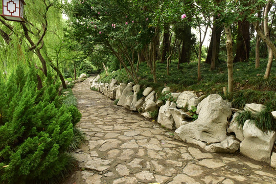 中式园林石铺路面走道
