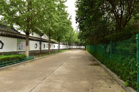 中式围墙青瓦白墙