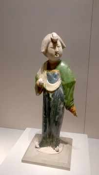 三彩釉陶女俑