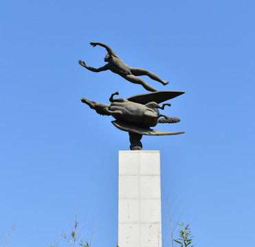 人与飞鸟雕像