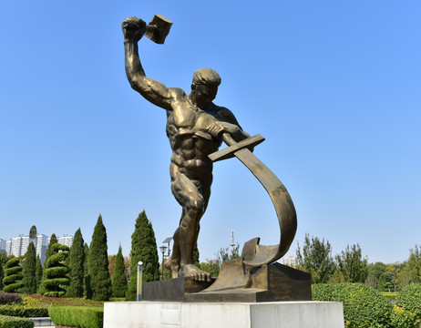 青铜雕像铸剑为犁