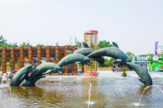 锦州世博园海豚跃水呈弧形雕塑