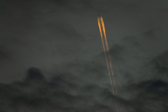 傍晚穿过云层的喷气式飞机