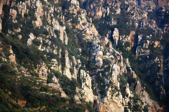 大山上的悬崖峭壁