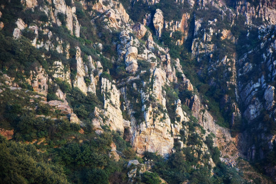 陡峭的石头山崖