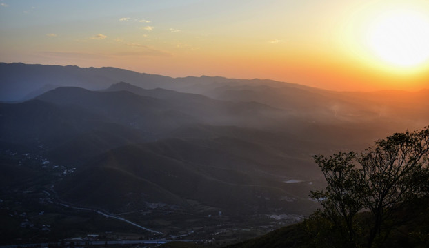 夕阳中的朦胧山脉