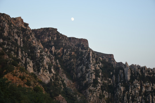 怪石嶙峋的高山