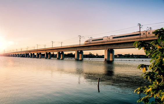京沪高铁穿越湖上的高架桥