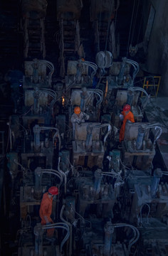 工人正在检修钢铁厂的电极