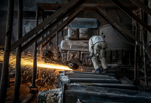 钢铁厂工人在打磨钢材