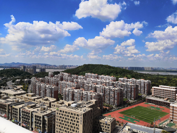 蓝天白云南京幕府山远景