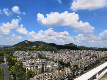 蓝天白云城市俯瞰