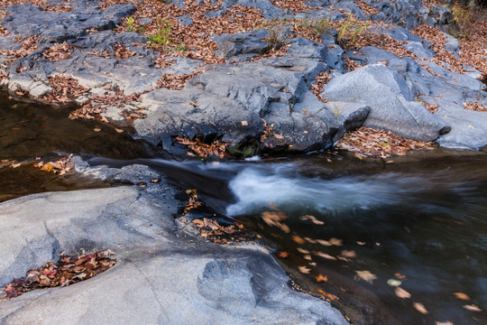 红叶秋色岩石流水自然景观11