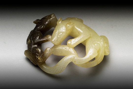 白玉双松鼠