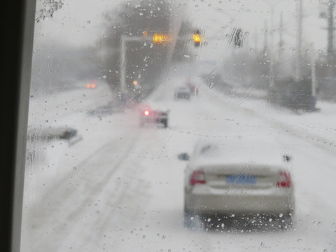 雪天车前窗看到的道路