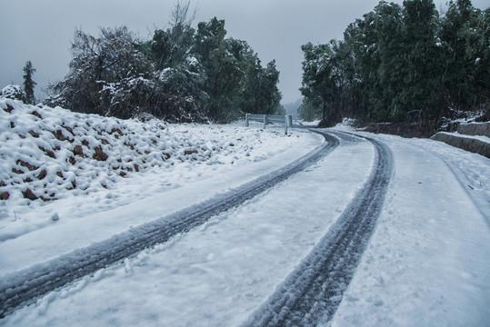 积雪的路面