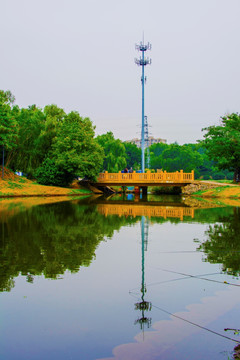 沈阳万泉公园湖上石桥与铁塔