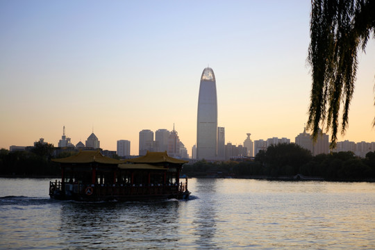 大明湖游览船