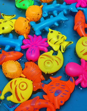 彩色塑料热带鱼玩具
