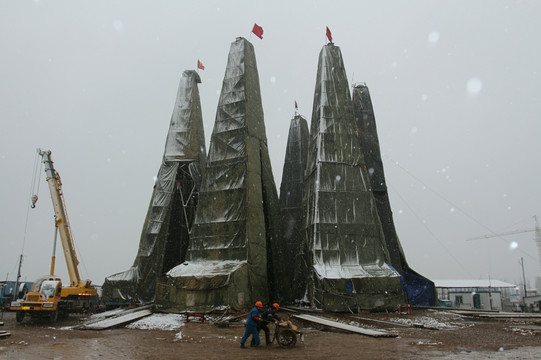 风雪中的钻塔