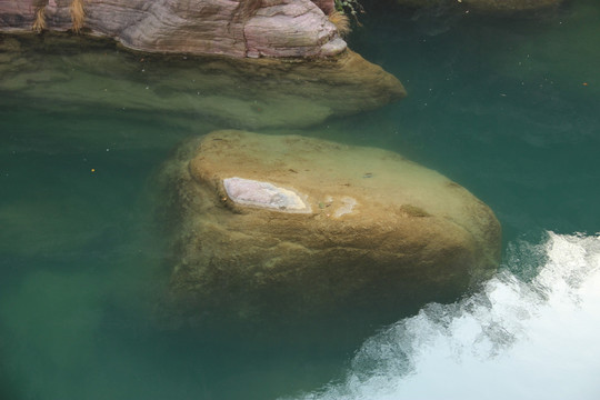 湖中石头