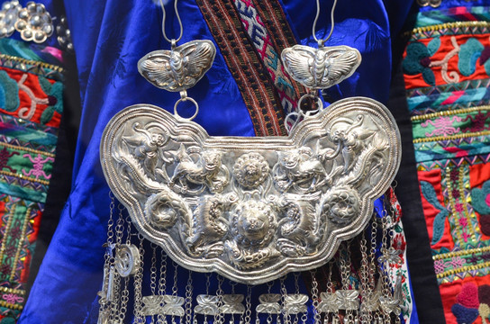 贵州少数民族服饰上的银饰