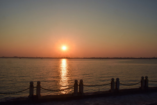 海上日出