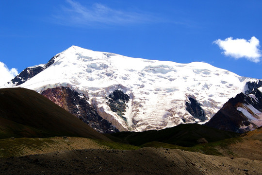 青海果洛阿尼玛卿神山雪山冰川