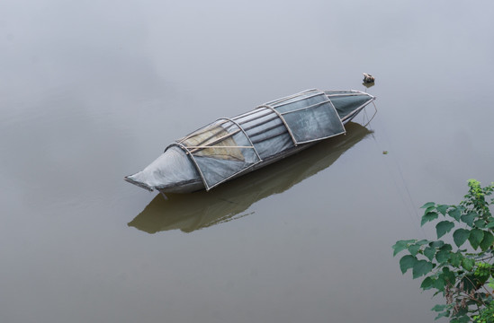 河中的打渔船