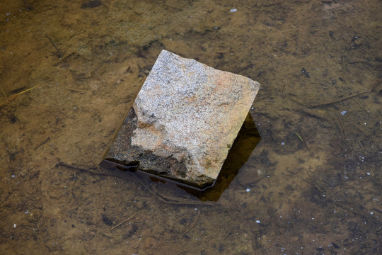 水中石头