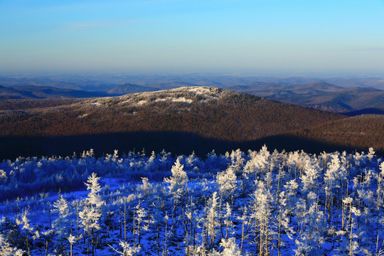 大兴安岭雪色山岭