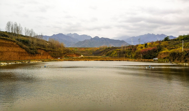 大美秦岭山下的农田