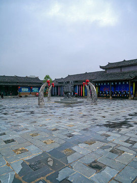 桂林侗情水庄迎宾广场牛角雕塑
