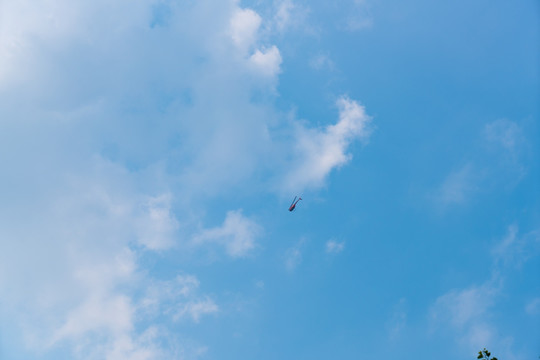 蓝天白云里的直升飞机
