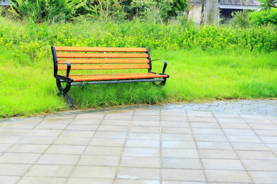 街道绿花带的休闲座椅