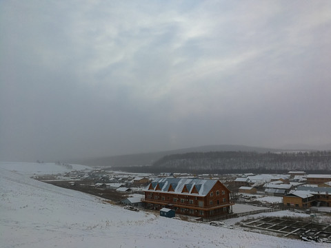 山村冬季清晨大雪