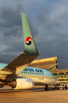夕阳下的大韩航空公司飞机