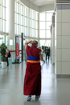 机场候机厅内的年轻喇嘛