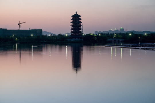 黄昏时的华阳湖