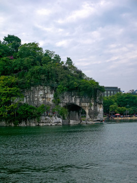 桂林訾洲岛象山水月象鼻山