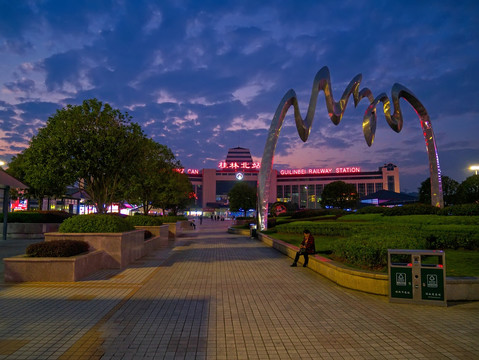 广西桂林北站雕塑夜景
