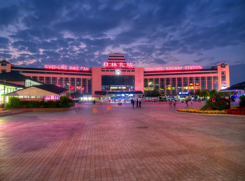 广西桂林北站候车楼站前广场夜景