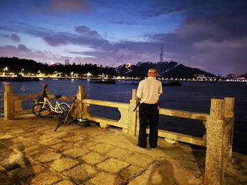 夜晚 老人 在海边 钓鱼