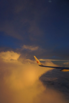 航拍傍晚天空机翼和金色云层