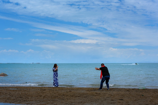 青海湖拍照留影的游客