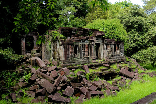 寺庙废墟石雕