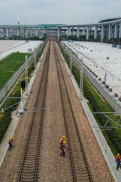 工人穿越铁路线