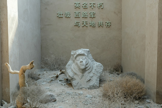 西路军女战士雕塑