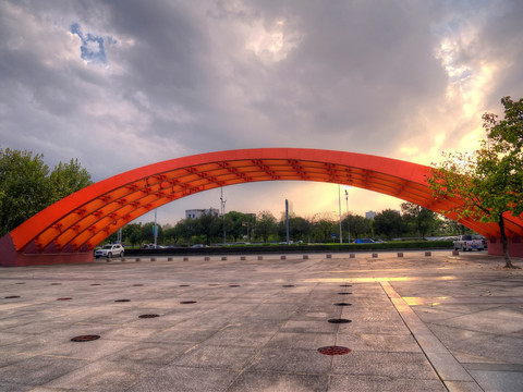 金华施光南音乐广场橙色钢拱桥