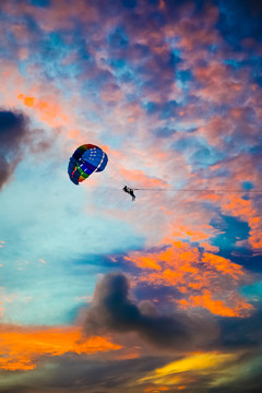 天空中的滑翔伞